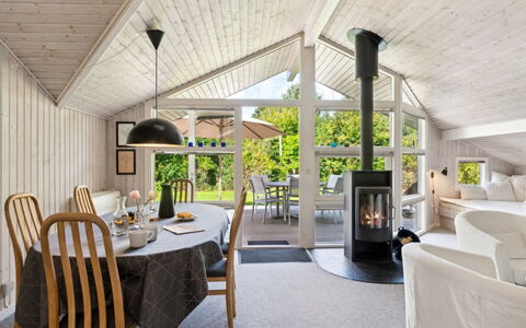 Batsha - 350M from the Sea: Holz, Decke, Interior Design, Zuhause, Hütte, Light Fixture, Wohnzimmer, Stuhl, Hartholz, Veranda
