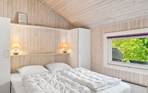 Batsha - 350M from the Sea: Holz, Schlafzimmer, Zuhause, Bett, Decke, Bedding, Einfrieren, Bettdecke, Hütte, Bettrahmen