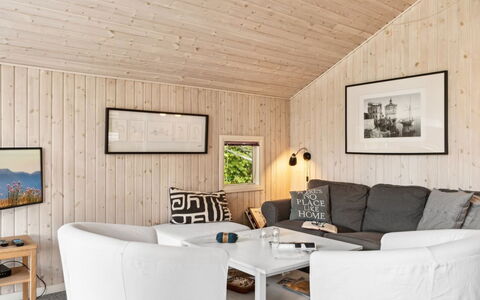 Batsha - 350M from the Sea: Holz, Interior Design, Möbel, Flooring, Decke, Zuhause, Wohnzimmer, Fussboden, Zimmer, Couch
