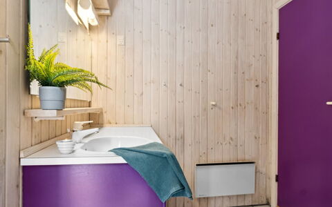 Batsha - 350M from the Sea: Holz, Interior Design, Flooring, Armatur, Fussboden, Badezimmer, Rosa, Zuhause, Installation, Zimmer