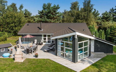 Toa - 600M from the Sea: Dach, Haus, Grundstueck, Zuhause, Hütte, Estate, Gartenbauten, Schatten, Blockhaus, Landscaping