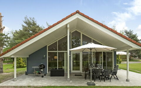 Heraldina - 800M from the Sea: Wohngebiet, Dach, Vorort, Auffahrt, Estate, Kamin
