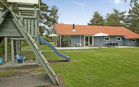Heraldina - 800M from the Sea: Wohngebiet, Dach, Vorort, Auffahrt, Estate, Kamin