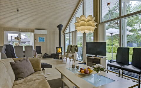Heraldina - 800M from the Sea: Wohngebiet, Dach, Vorort, Auffahrt, Estate, Kamin