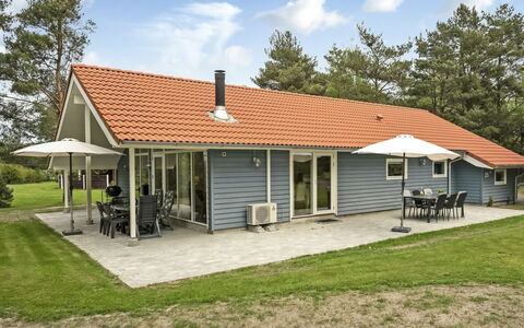 Heraldina - 800M from the Sea: Wohngebiet, Dach, Vorort, Auffahrt, Estate, Kamin