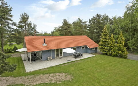 Heraldina - 800M from the Sea: Wohngebiet, Dach, Vorort, Auffahrt, Estate, Kamin
