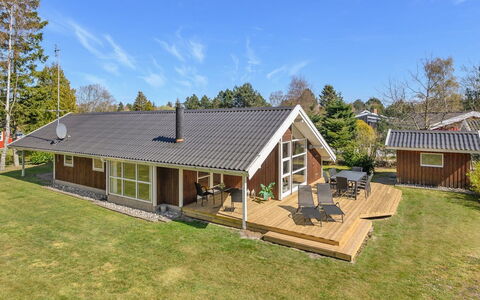 Wegher - 650M from the Sea: Dach, Haus, Grundstueck, Zuhause, Hütte, Estate, Gartenbauten, Schatten, Blockhaus, Landscaping