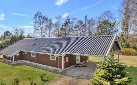Wegher - 650M from the Sea: Dach, Haus, Grundstueck, Zuhause, Hütte, Estate, Gartenbauten, Schatten, Blockhaus, Landscaping