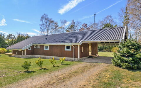 Wegher - 650M from the Sea: Dach, Haus, Grundstueck, Zuhause, Hütte, Estate, Gartenbauten, Schatten, Blockhaus, Landscaping