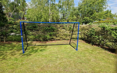 Arnulf - 400M from the Sea: Netz, Rasen, Gittergewebe