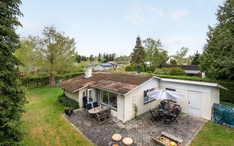 Arnulf - 400M from the Sea: Gebäude, Haus, Fenster, Zuhause, Dach, Wohngebiet, Strauch, Hütte, Grundstueck