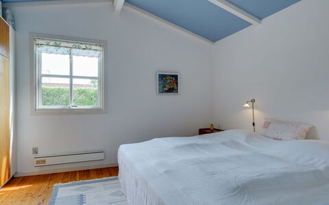 Siem - 650M from the Sea: Decke, Interior Design, Schlafzimmer, Fussboden, Flooring, Bett, Zuhause, Zimmer, Bettdecke, Möbel