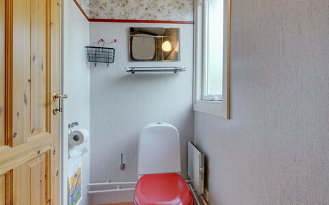 Siem - 650M from the Sea: Flooring, Fussboden, Armatur, Interior Design, Toilette, Zimmer, Installation, Badezimmer, Toilleten Sitz, Sinken