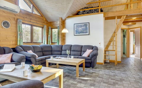 Dora - 180M from the Sea: Holz, Decke, Interior Design, Flooring, Möbel, Couch, Fussboden, Zuhause, Wohnzimmer, Hartholz