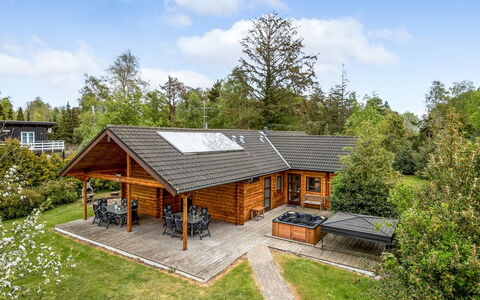 Dora - 180M from the Sea: Wohngebiet, Dach, Vorort, Auffahrt, Estate, Kamin