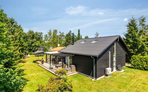 Gabi - 700M from the Sea: Gras, Strauch, Haus, Garten, Zuhause, Hütte, Grundstueck, Rasen, Ground