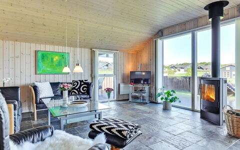 Alexis - 250M from the Sea: Holz, Zuhause, Hütte, Decke, Wohnzimmer, Couch, Blockhaus, Light Fixture, Hartholz