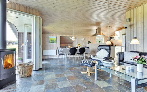 Alexis - 250M from the Sea: Zuhause, Flooring, Hütte, Stuhl, Fliese, Natürliches Material, Hartholz, Wohnzimmer, Zimmerpflanze, Holzboden