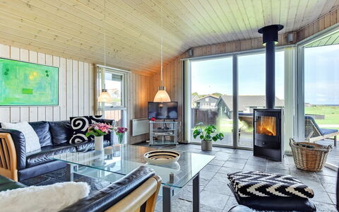Alexis - 250M from the Sea: Zuhause, Hütte, Decke, Wohnzimmer, Blockhaus, Hartholz, Light Fixture, Stuhl, Gartenbauten