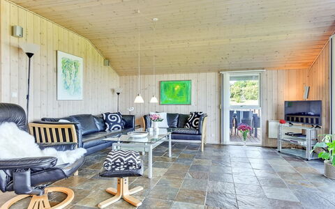 Alexis - 250M from the Sea: Holz, Möbel, Wohnzimmer, Zuhause, Couch, Hütte, Decke, Stuhl, Hartholz