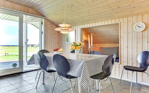 Alexis - 250M from the Sea: Möbel, Holz, Interior Design, Küche & Esszimmer Tisch, Tabelle, Stuhl, Flooring, Esszimmer, Decke, Fussboden