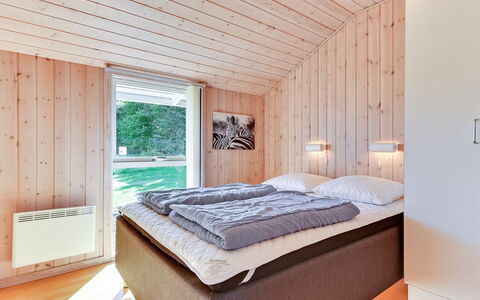 Alexis - 250M from the Sea: Holz, Interior Design, Decke, Schlafzimmer, Zimmer, Hartholz, Holzbeize, Bett, Bettrahmen, Bedding