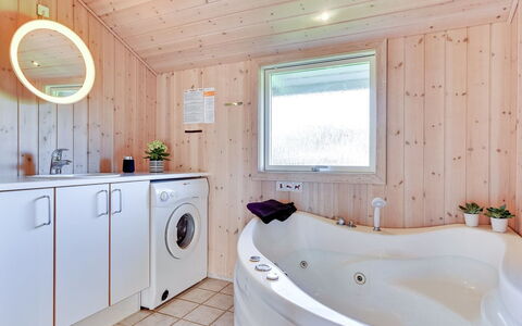 Alexis - 250M from the Sea: Holz, Armatur, Flooring, Fussboden, Decke, Interior Design, Installation, Badezimmer, Zapfhahn, Badewanne