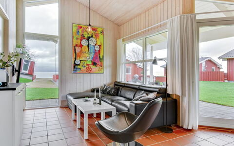 Helga - 100M from the Sea: Flooring, Haus, Zuhause, Fussboden, Tür, Hütte, Veranda, Decke, Hartholz, Holzbeize