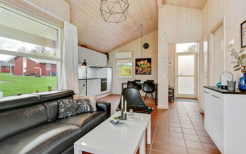 Helga - 100M from the Sea: Zuhause, Wohnzimmer, Decke, Hütte, Couch, Hartholz, Holzboden, Holzbeize, Zimmerpflanze