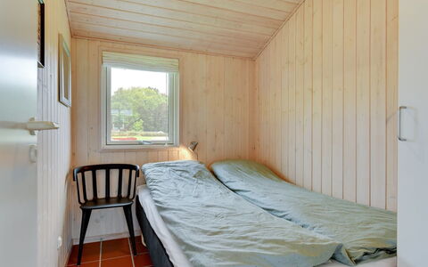 Helga - 100M from the Sea: Wand, Holz, Schlafzimmer, Fussboden, Flooring, Decke, Bett, Bettdecke, Interior Design, Bettrahmen