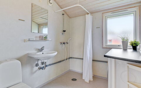 Helga - 100M from the Sea: Armatur, Flooring, Fussboden, Decke, Interior Design, Zapfhahn, Installation, Sinken, Badezimmer, Zuhause