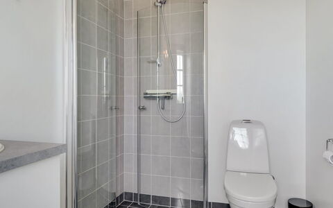 Hathulf - 700M from the Sea: Wand, Flooring, Badezimmer, Armatur, Fussboden, Toilette, Interior Design, Toilleten Sitz, Installation, Fliese