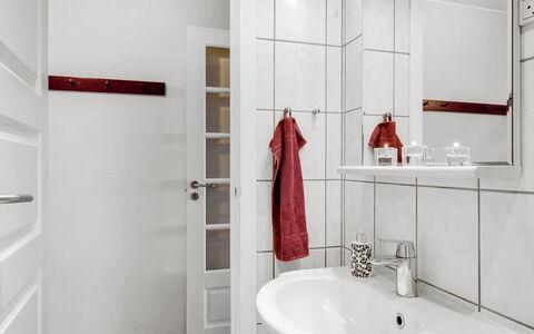 Raimo - 50M from the Sea: Interior Design, Flooring, Armatur, Fussboden, Badezimmer, Sinken, Zapfhahn, Zimmer, Installation, Tür