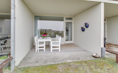 Raimo - 50M from the Sea: Fussboden, Flooring, Decke, Beton, Garten, Stuhl, Schatten, Daylighting, Balkon, Landscaping
