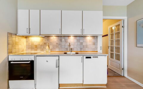 Raimo - 50M from the Sea: Küche, Küchengerät, Major Appliance, Flooring, Countertop, Holz, Cabinetry, Interior Design, Fussboden, Haushaltsgerät