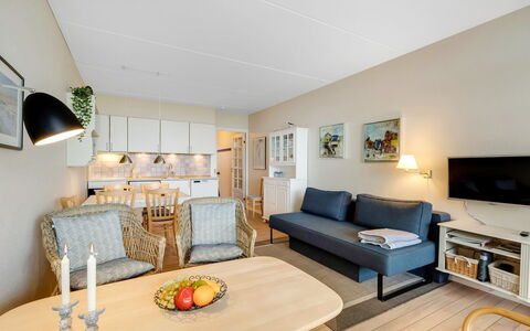 Raimo - 50M from the Sea: Möbel, Interior Design, Flooring, Holz, Fussboden, Couch, Decke, Zimmer, Wohnzimmer, Tabelle