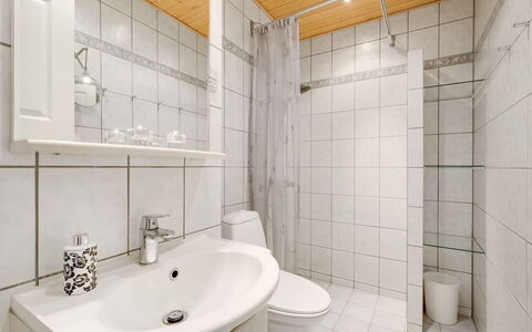 Raimo - 50M from the Sea: Flooring, Fussboden, Interior Design, Armatur, Zimmer, Badezimmer, Bad Sink, Decke, Sinken, Installation
