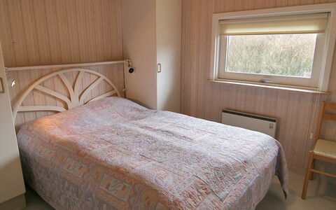 Aasa - 200M from the Sea: Bett, Schlafzimmer, Bettdecke, Holz, Fussboden, Bedding, Interior Design, Flooring, Decke, Bettrahmen