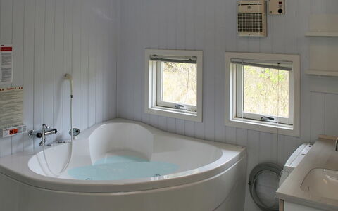 Aasa - 200M from the Sea: Armatur, Badewanne, Badezimmer, Flooring, Interior Design, Fussboden, Decke, Installation, Zapfhahn, Zimmer