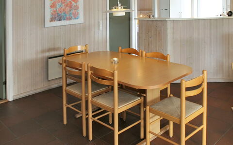Aasa - 200M from the Sea: Möbel, Flooring, Fussboden, Holz, Interior Design, Tabelle, Esszimmer, Küche & Esszimmer Tisch, Stuhl, Beleuchtung