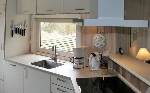 Aasa - 200M from the Sea: Countertop, Küche, Küchengerät, Interior Design, Cabinetry, Holz, Flooring, Armatur, Möbel, Sinken