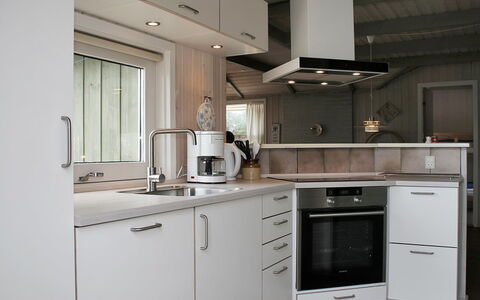 Aasa - 200M from the Sea: Küche, Küchengerät, Countertop, Cabinetry, Interior Design, Holz, Flooring, Major Appliance, Haushaltsgerät, Light Fixture