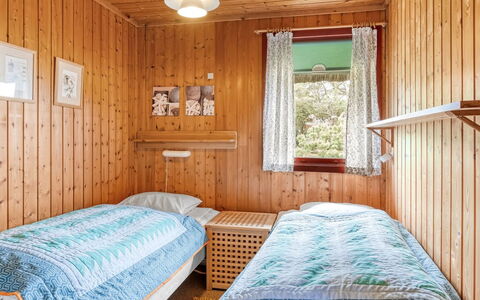 Larsen - 900M from the Sea: Schlafzimmer, Bett, Interior Design, Holz, Fussboden, Bettdecke, Decke, Flooring, Bedding, Möbel