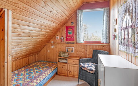 Larsen - 900M from the Sea: Holz, Möbel, Interior Design, Schlafzimmer, Decke, Zimmer, Fussboden, Zuhause, Flooring, Bett