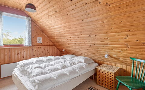 Larsen - 900M from the Sea: Wand, Holz, Schlafzimmer, Decke, Interior Design, Flooring, Fussboden, Bett, Möbel, Zuhause
