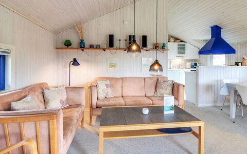 Telia - 250M from the Sea: Holz, Decke, Interior Design, Möbel, Flooring, Zimmer, Fussboden, Light Fixture, Zuhause, Wohnzimmer
