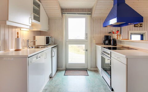 Telia - 250M from the Sea: Holz, Küche, Major Appliance, Flooring, Küchengerät, Fussboden, Interior Design, Decke, Countertop, Zuhause