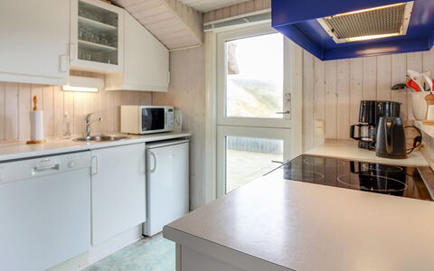 Telia - 250M from the Sea: Holz, Decke, Flooring, Küche, Fussboden, Countertop, Interior Design, Armatur, Major Appliance, Möbel