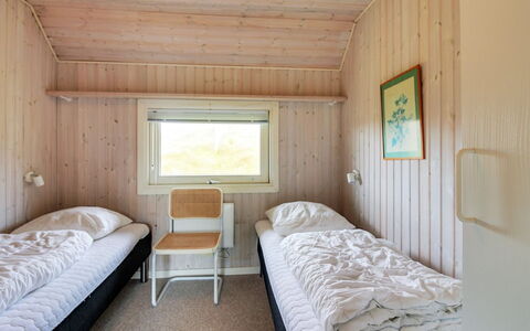 Telia - 250M from the Sea: Holz, Schlafzimmer, Bett, Bettdecke, Bedding, Fussboden, Interior Design, Decke, Bettrahmen, Zimmer