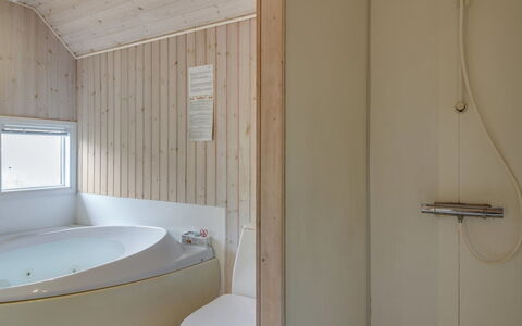 Telia - 250M from the Sea: Badezimmer, Armatur, Flooring, Fussboden, Holz, Badewanne, Interior Design, Bad Sink, Decke, Sinken